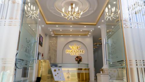 Phu YenParadise Hotel & Homestay access alley 100m的带有阅读天堂汽车旅馆标志的商店走廊