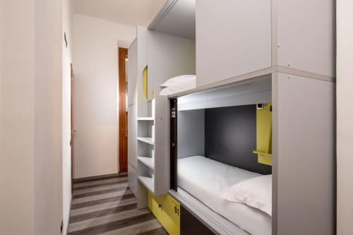 罗马罗马自由青年旅舍的一间小房间,内设双层床