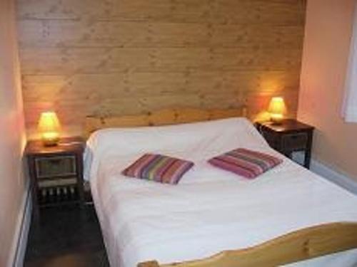 勒蒙多尔Appartement Mont-Dore, 3 pièces, 4 personnes - FR-1-415-61的一间卧室配有白色床和2个床头柜