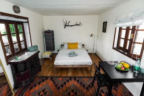 圣克鲁斯-德特内里费Los Conejos的一间卧室配有一张床、一张桌子和一张书桌