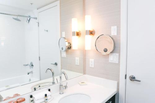 阿伯茨福德阿伯兹福德机场桑德曼酒店的一间带水槽和镜子的浴室