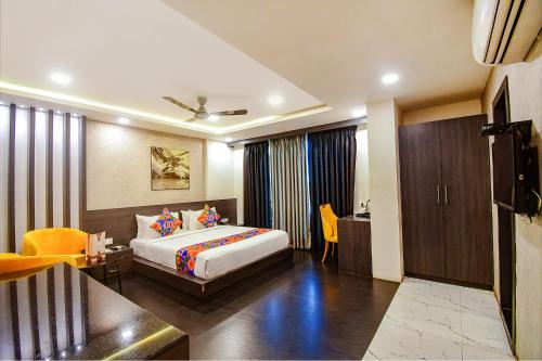 加尔各答FabHotel Prime Kzar Corporate的酒店客房设有床和客厅。