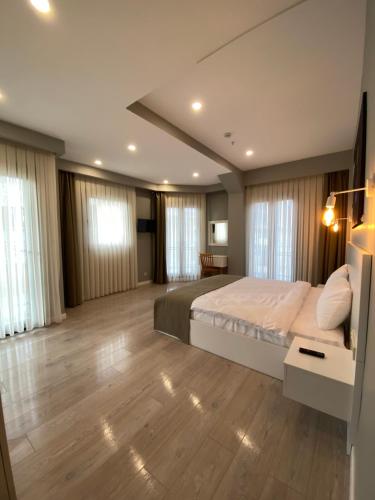 伊斯坦布尔Li Hotel Pera的一间大卧室,配有一张大床和木地板