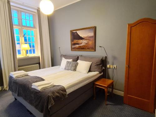皮特奥福伦纳赛特会议酒店 的一间卧室设有一张床和一个窗口