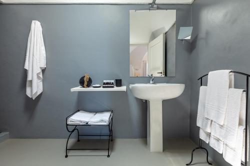 潘泰莱里亚Pantelleria Dream Resort的浴室配有盥洗盆、镜子和毛巾