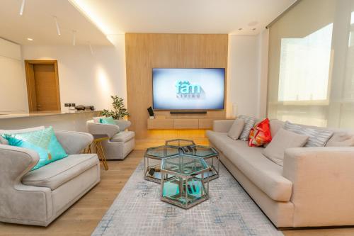 迪拜FAM Living - City Walk - Luxe Interiors的客厅配有2张沙发和1台平面电视
