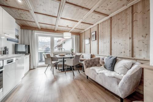 索尔登索尔登公寓的客厅配有沙发和桌子