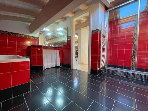 阿祖罗港CAMERE private的红色的浴室设有浴缸和红色瓷砖