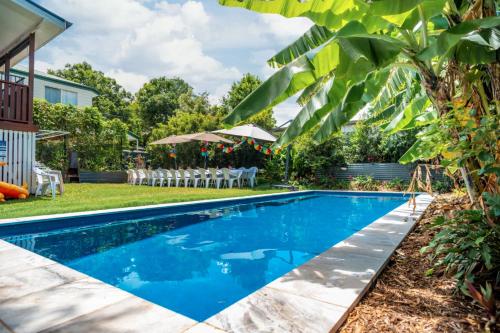 布里斯班OXLEY Private Heated Mineral Pool & Private Home的一座带桌椅的别墅后院游泳池