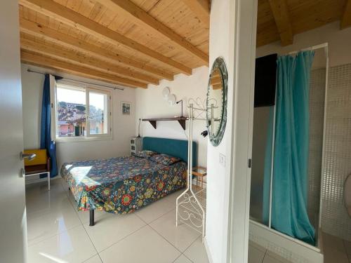 阿祖罗港CAMERE private的一间卧室设有一张床和一个窗口
