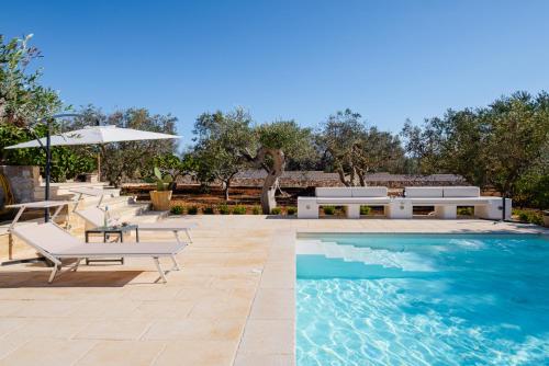 科尔萨诺Villa Tumari Private Pool的一个带躺椅和遮阳伞的游泳池