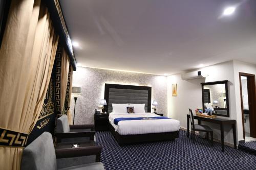 伊斯兰堡Royal Regency Hotel的一间酒店客房,设有一张床和一个楼梯