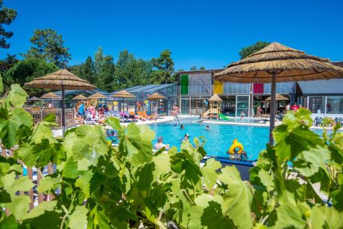 Boyard-VilleCamping Signol的和度假村内的人一起使用的游泳池