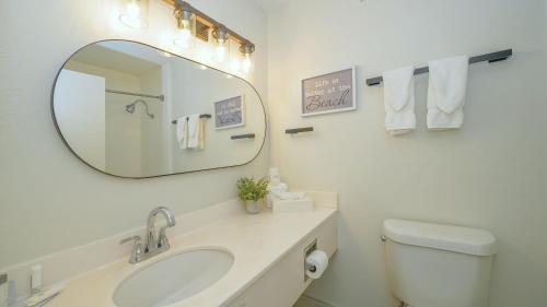萨拉索塔Heated Pool, Bunk Beds, King Bed, Huge TV, Marina, Tiki Bar的白色的浴室设有水槽和镜子