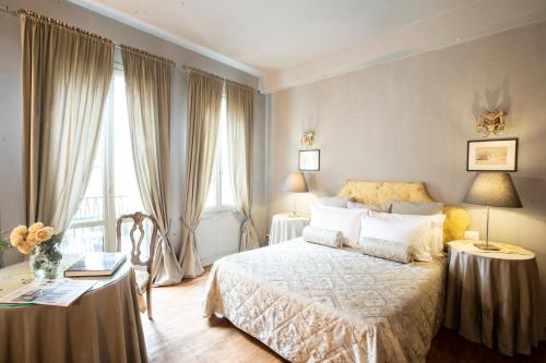威尼斯Giò&Giò Venice B&B的一间卧室配有一张床和两张带台灯的桌子。