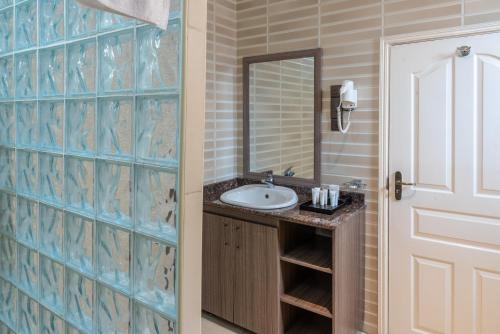 纳库鲁水羚酒店的一间带水槽和镜子的浴室