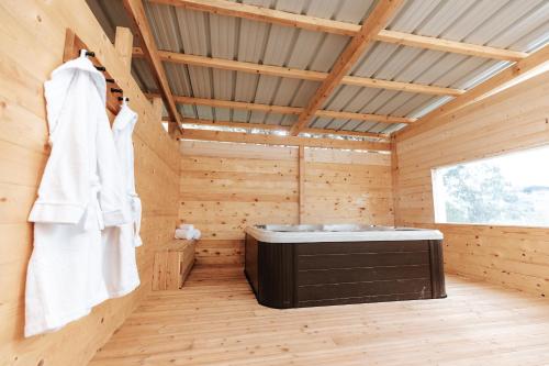 克罗泽特Les Loges du Léman的木制客房内的桑拿浴室设有浸泡浴缸