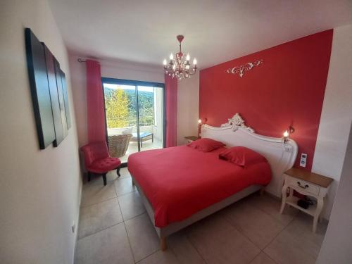 波尔蒂乔Domaine de Pacciolello - Porticcio的红色的卧室,配有一张床和红色的墙壁