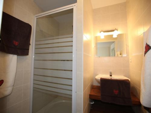 瓦卢瓦尔Appartement Valloire, 5 pièces, 10 personnes - FR-1-263-210的带淋浴、盥洗盆和镜子的浴室