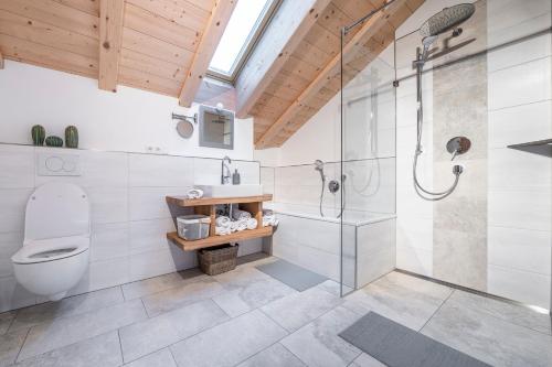 伦格里斯Alpenrose Ferienwohnungen的带淋浴和卫生间的浴室