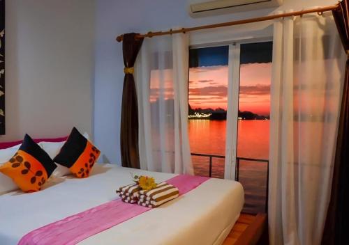 北碧塔拉拉夫特酒店的一间卧室设有海景窗户