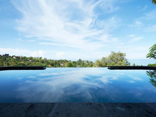 艾湄湾Villa Mimpi Tamarind的海景无边泳池