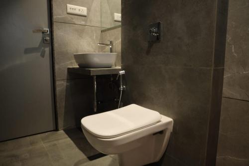 塞恩Maple Inn的一间带卫生间和水槽的浴室