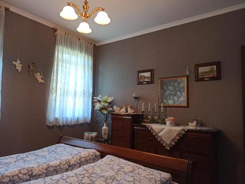 巴拉顿扎佐Harmath Vendégház Balatonszárszó的一间卧室设有两张床、一个梳妆台和窗户。
