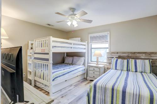 默特尔比奇Blue Heron的一间卧室设有两张双层床和吊扇