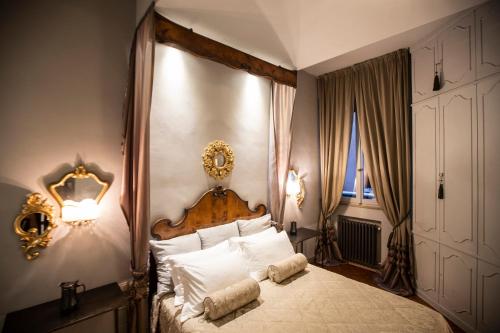 威尼斯Giò&Giò Venice B&B的一间卧室配有一张大床和木制床头板