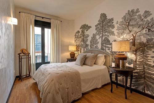 拉·格兰哈·圣·伊尔德Hospedium Hotel La Farm的一间卧室配有床和壁画