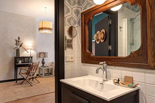 拉·格兰哈·圣·伊尔德Hospedium Hotel La Farm的一间带水槽和镜子的浴室