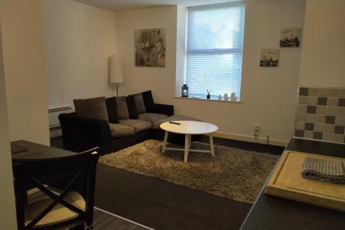 哈利法克斯Station Suite – Simple2let Serviced Apartments的客厅配有沙发和桌子