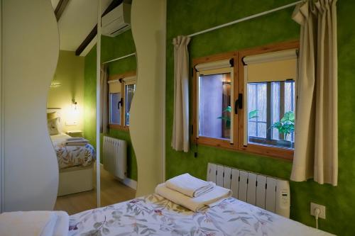 Buenache de la SierraCasa Rural Manitoba Luxe的绿色的客房设有床和窗户。