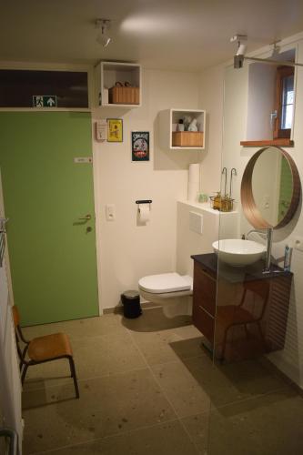 拿撒勒B&B Houten Huis的一间带卫生间、水槽和镜子的浴室