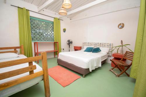 格兰德岛Isla Tijereto的一间卧室设有两张床和窗户。