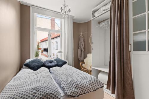 奥斯陆Hegdehaugsveien 1的一间卧室设有一张床和一个大窗户