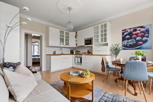 奥斯陆Hegdehaugsveien 1的厨房以及带沙发和桌子的客厅。