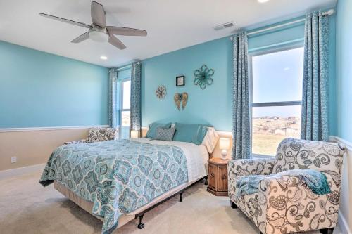 布赖顿All-Encompassing Brighton Family Home!的卧室拥有蓝色的墙壁,配有一张床和椅子