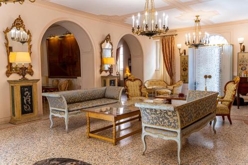 佩达索Dimora Villa Ricci的客厅配有沙发和桌子