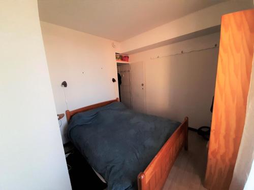 塞尼奥斯Appartement Seignosse, 2 pièces, 4 personnes - FR-1-239-107的一间小卧室,卧室内配有一张床铺