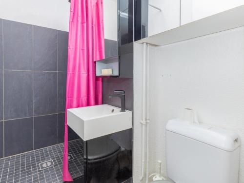 塞尼奥斯Studio Seignosse, 1 pièce, 2 personnes - FR-1-239-150的一间带水槽和粉红色淋浴帘的浴室