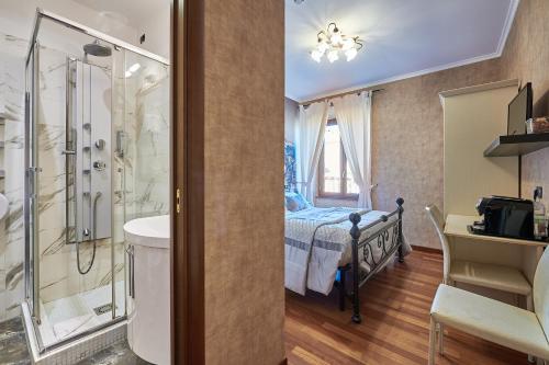 罗马Le Suite Downtown的带淋浴的浴室和1间带1张床的卧室
