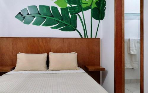 塔拉波托Piccolo Bed & Breakfast的一间卧室,上方有一张大植物床