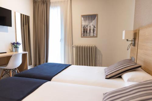 普奇塞达终点站酒店的配有一张床和一张书桌的酒店客房