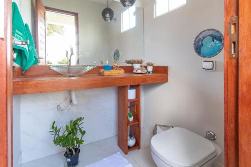 尼西亚弗洛雷斯塔Incrível casa na Praia de Camurupim por Carpediem的浴室配有白色卫生间和盥洗盆。