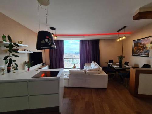安卡拉Lux Residance 40th floor, sound system, 65 inch TV的客厅配有白色的沙发和桌子