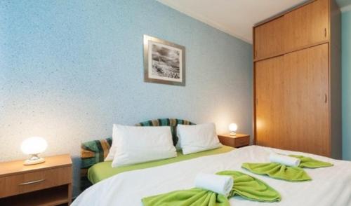 罗斯诺夫·波德·拉德霍斯滕福尔曼旅馆的一间卧室配有一张床,上面有两条毛巾