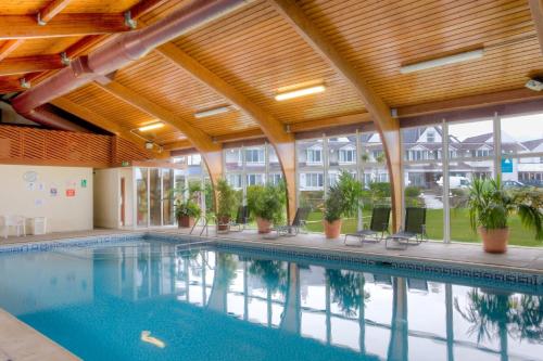 特雷杜尔特雷杜尔海湾酒店的一座大建筑中的游泳池