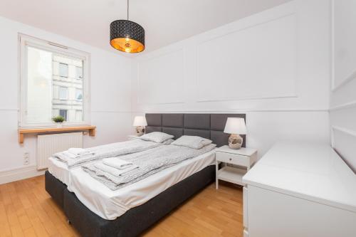 华沙Apartament Polna by Your Freedom的白色的卧室设有一张大床和一个窗户